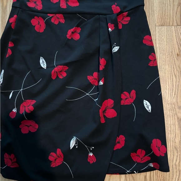 Elegant Black and Red Floral Dress - Picture 2 of 6